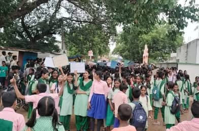 हेडमास्टर के तबादले से नाराज छात्र सड़क पर उतरे, पथराव में पुलिसकर्मी घायल