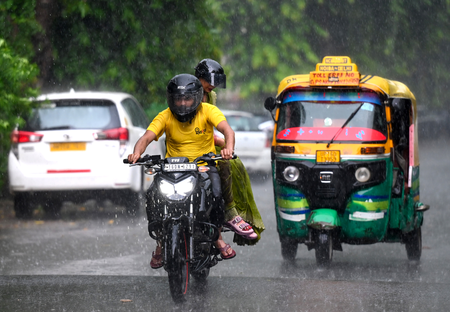 बारिश ने बदला दिल्ली-NCR का मौसम, उमस घटी, प्रदूषण में राहत