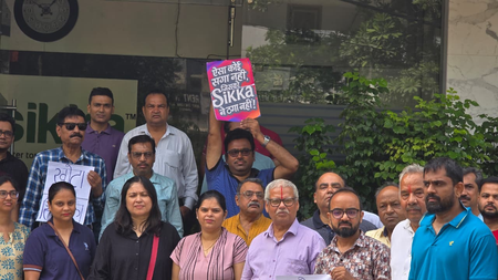 बुनियादी सुविधाओं को तरसे निवासी, सिक्का बिल्डर्स के ऑफिस के बाहर हंगामा