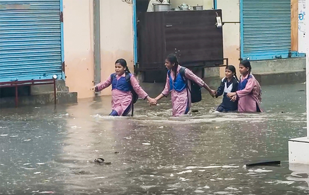 भारी बारिश से दिल्ली-NCR बेहाल, उड़ानों पर असर; गुरुग्राम में WFH एडवाइजरी