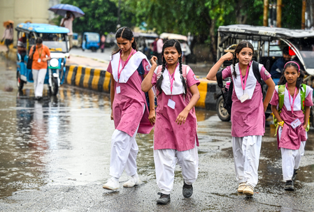 दिल्ली-एनसीआर में बारिश का दौर जारी, अगले तीन दिन बरसेंगे बादल