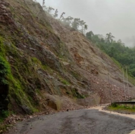 पश्चिम बंगाल में बारिश बनी आफत, मुर्शिदाबाद में रेलवे लाइन पर भूस्खलन से यातायात बाधित