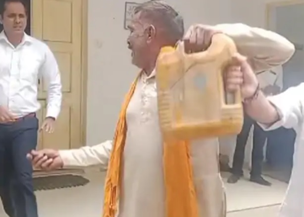 मेरठ की मवाना तहसील में किसान ने किया आत्मदाह का प्रयास