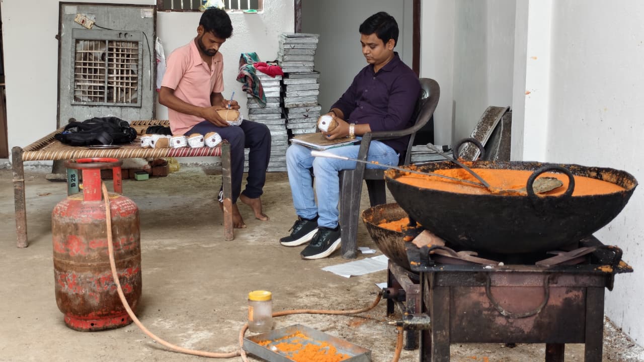 औरैया में मिलावटखोरों पर गिरी गाज! FSDA की टीम ने मारा छापा, खराब मोतीचूर के लड्डू कराए नष्ट