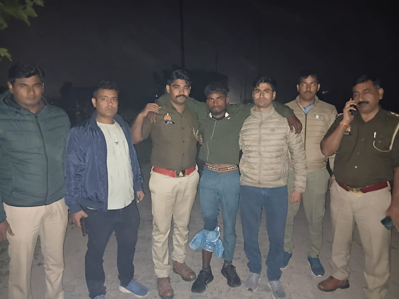 कानपुर पुलिस मुठभेड़ में दाे लूटेरे गिरफ्तार, एक के पैर में गाेली लगी