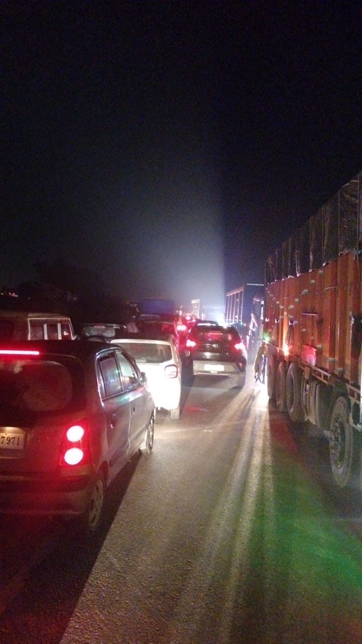 घाघरा सरयू नदी के संजय सेतु पर ट्रक-बस में टक्कर,कई घायल