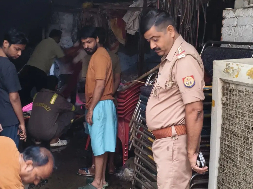 टैंट गोदाम में लगी भीषण आग, लाखों का नुकसान