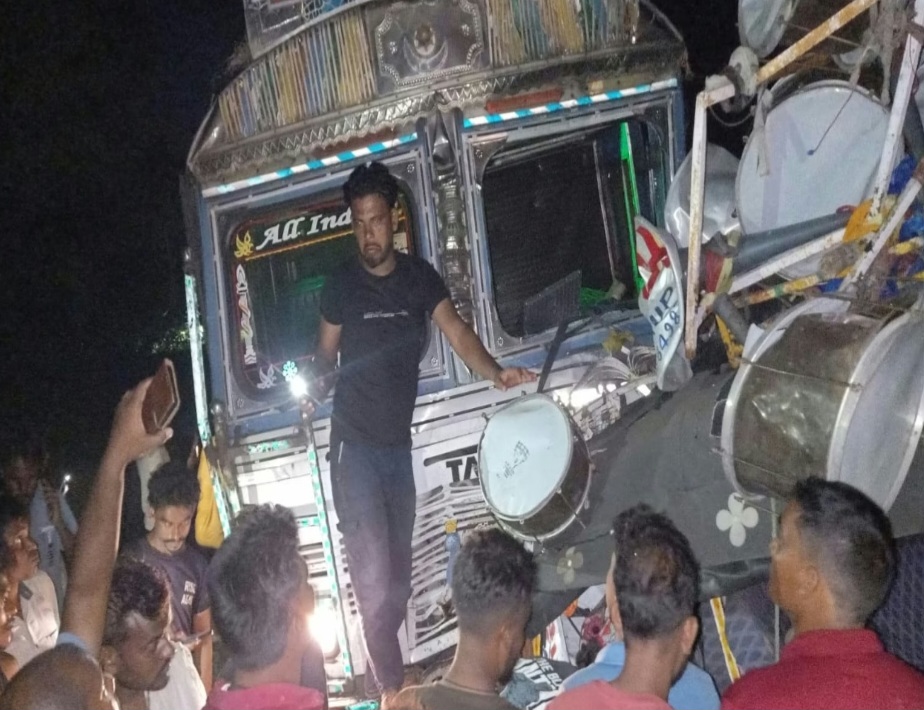 रामगढ़ में भीषण सड़क हादसा: बैंड-ताशा पार्टी के सात सदस्यों की मौत, एक गंभीर; आक्रोशित ग्रामीणों ने एनएच-23 किया जाम