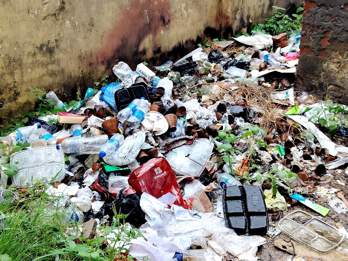 झाड़ग्राम में स्वच्छता को लेकर सख्ती, कचरा और प्लास्टिक इस्तेमाल करना पड़ेगा भारी
