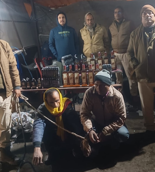 स्कूल बस से 79 बोतल शराब जब्त,बस चालक और मैनेजर गिरफ्तार