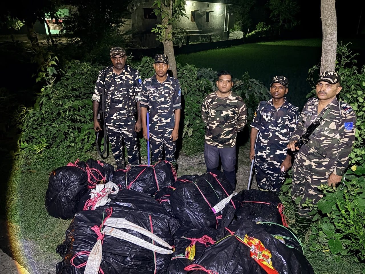 303.9 किलो गांजा बरामद, अंधेरे का फायदा उठाकर तस्कर भागे