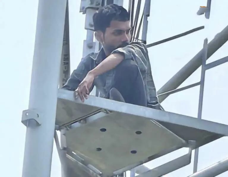 भाई की साली से शादी की जिद में मोबाइल टावर पर चढ़ा युवक, घंटों चला हाई वोल्टेज ड्रामा