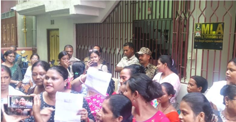 मंत्री के आवास के बाहर महिलाओं का हंगामा, किया विरोध प्रदर्शन