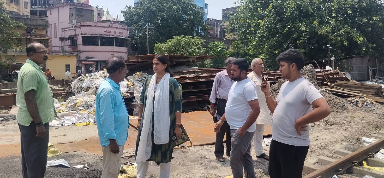 रिषड़ा अंडरपास के निरीक्षण करने पहुंची पार्षद, कहा -कुछ दिन और इंतजार करना होगा
