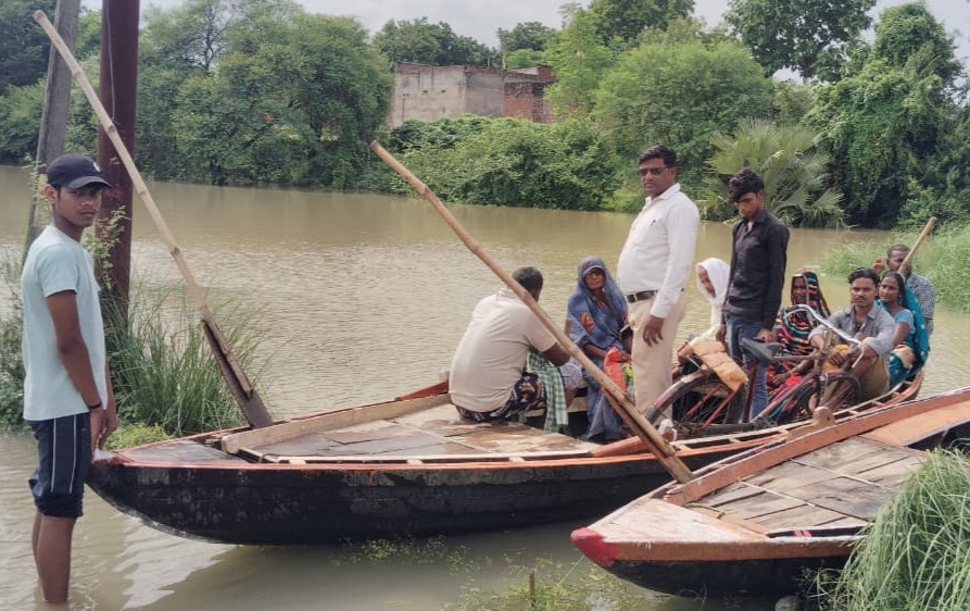 बाढ़ में डूबा रपटा, नाव बनी सहारा; टम्मलगंज का संपर्क टूटा