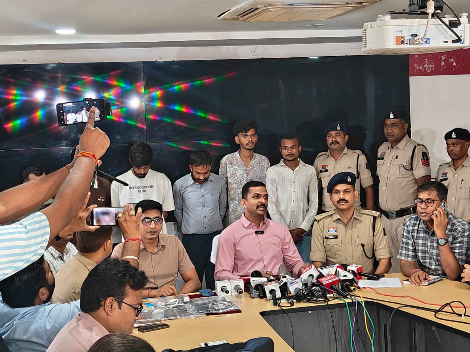 (अपडेट) इंदिरा गांधी कृषि विवि पेपर लीक, छह आरोपित पुलिस की गिरफ्त में