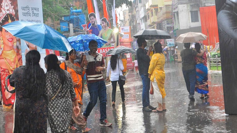 उत्तर बंगाल में भारी बारिश का कहर जारी, तीन जिलों में रेड अलर्ट