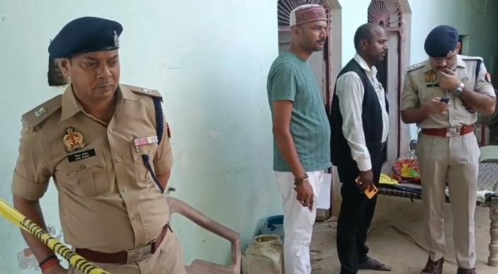 प्रयागराज में एक ही परिवार के तीन लोगों की हत्या, मौके पर पहुंचे पुलिस अधिकारी