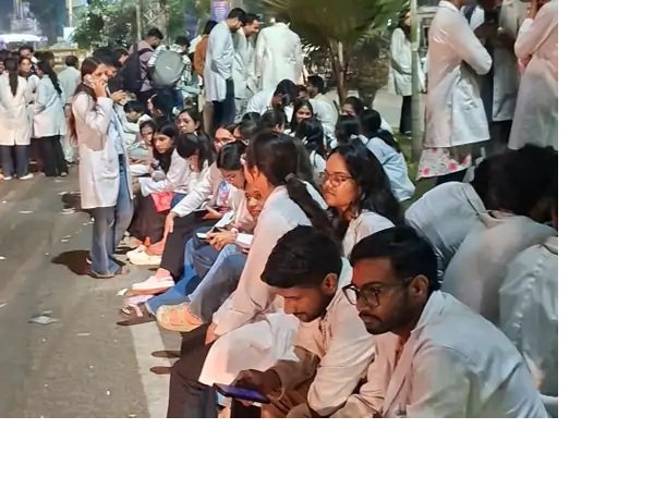 इंटर्न डॉक्टरों का आंदोलन तेज, रातभर सड़क पर डटे; आज ओपीडी-ओटी का बहिष्कार
