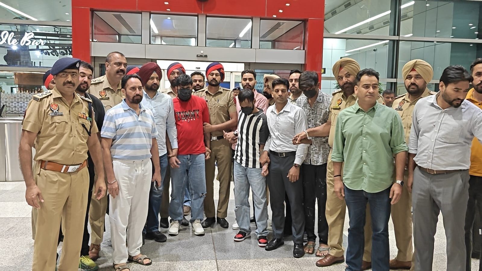 मलेशिया से बंबीहा गैंग के 3 वांछित आरोपी डिपोर्ट, पंजाब पुलिस की बड़ी कामयाबी