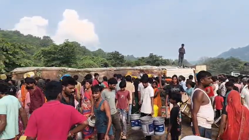 सड़क पर पलटा तेल का टैंकर, लूटने के लिए जुटे ग्रामीण