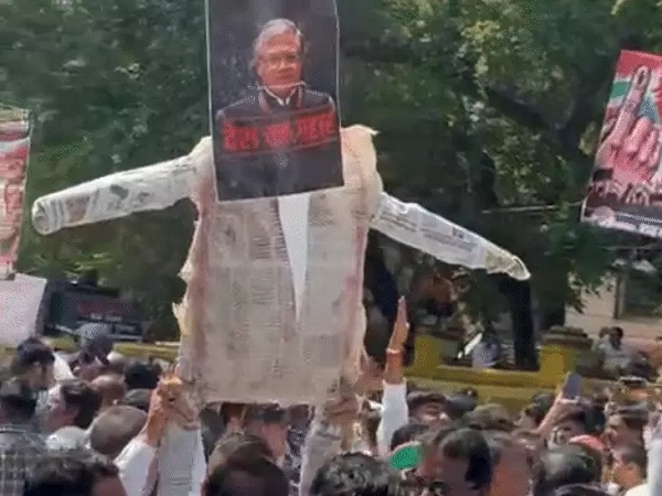 सीईसी के इस्तीफे की मांग पर कांग्रेस का प्रदर्शन, हरसिद्धि चौराहे से कलेक्टर कार्यालय तक रैली
