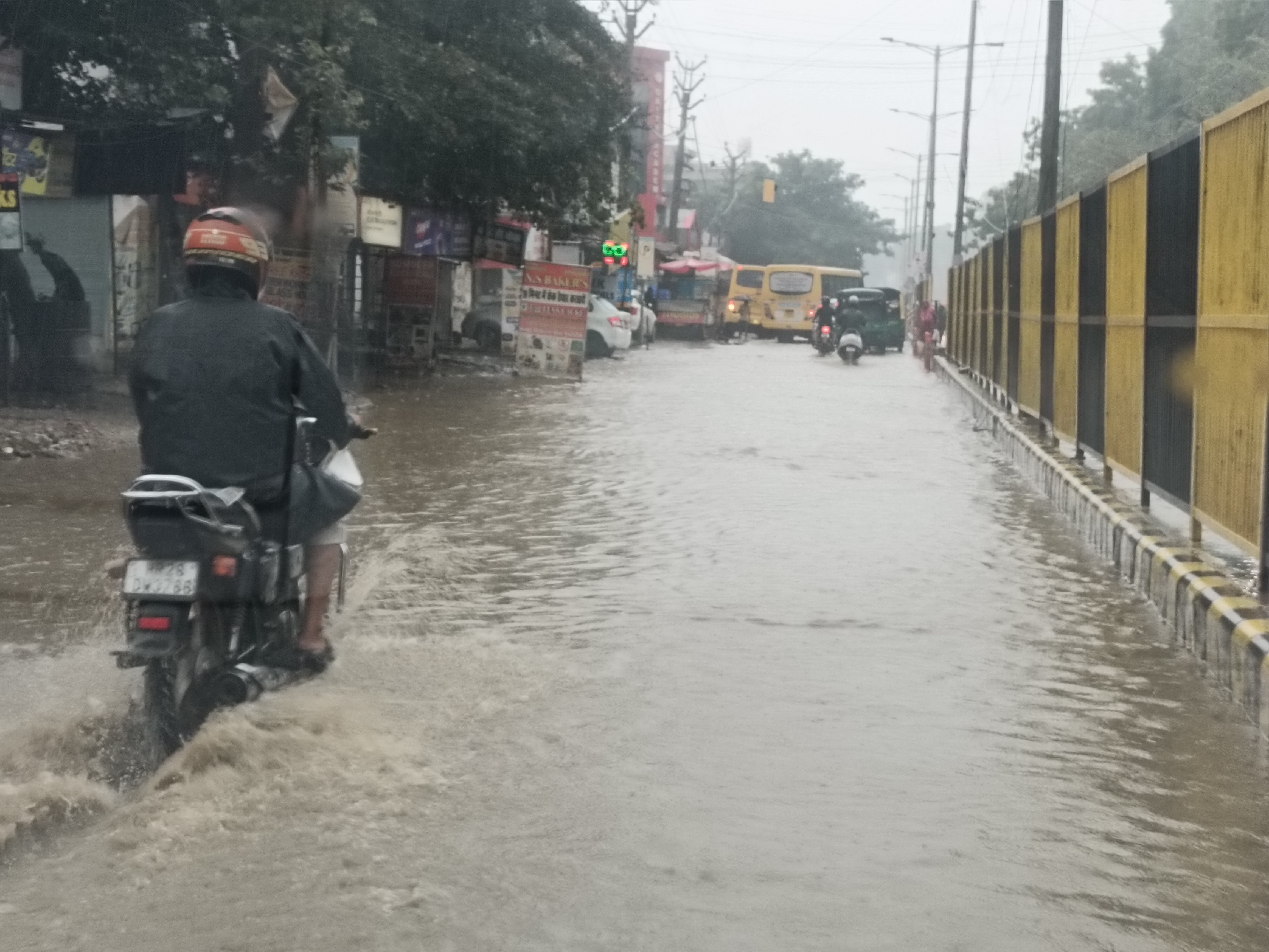 गुरुग्राम में बारिश से हालात प्रभावित, पुलिस ने कॉर्पोरेट कर्मचारियों को दी वर्क फ्रॉम होम की सलाह