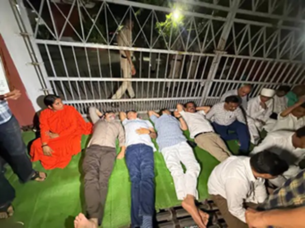मीनाक्षी नटराजन के नामांकन खारिज पर गरमाई राजनीति, रातभर आयोग के दफ्तर के बाहर बैठे कांग्रेस नेता