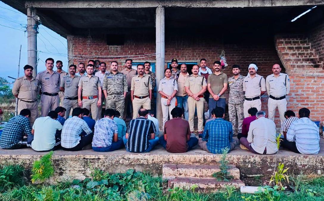 दतिया में जुआ फड़ पर बड़ी कार्रवाई: 2 आरक्षक समेत 17 जुआरी गिरफ्तार, 2.80 लाख रुपये बरामद