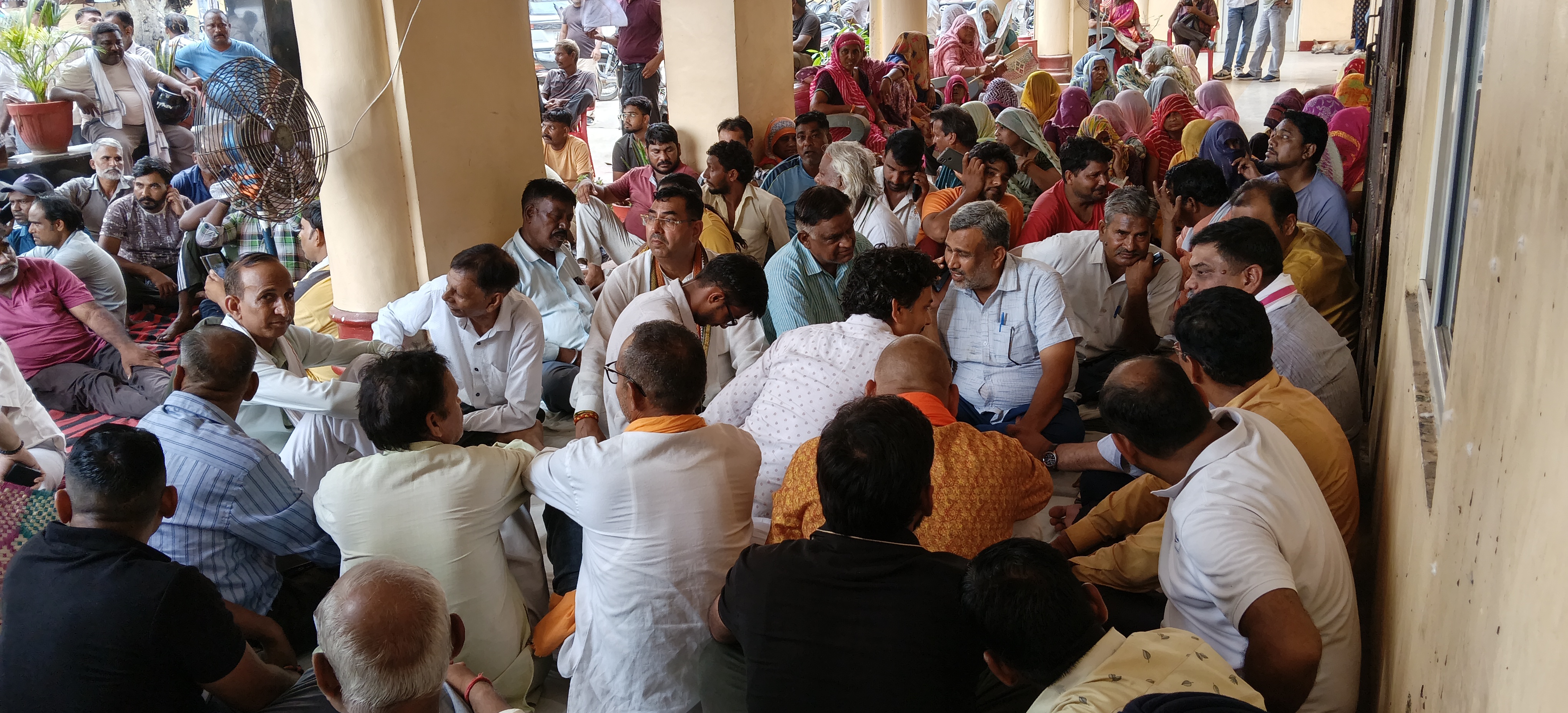 अलवर नगर निगम बना राजनीति का केंद्र, आयुक्त के चैंबर के बाहर भाजपा-कांग्रेस का धरना-प्रदर्शन