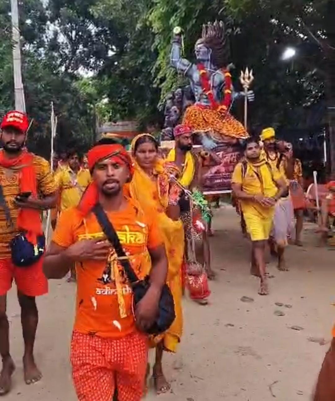 150 किलो की महाकाल कांवड़ बनी चर्चा का विषय, देवघर मार्ग पर उमड़ रही भीड़