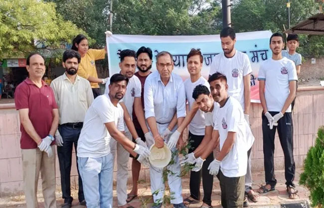 चंडीगढ़-बांद्रा एक्सप्रेस रोजाना चलाने की मांग, रेल यात्रियों ने सौंपा ज्ञापन