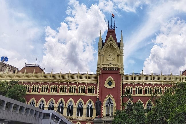 धार्मिक स्थलों से माइक्रोफोन और लाउडस्पीकर हटाने के बंगाल सरकार के आदेश के खिलाफ कलकत्ता हाई कोर्ट में जनहित याचिका  कोलकाता, 10 अगस्त (हि.स.)। पश्चिम बंगाल के सभी धार्मिक स्थलों से माइक्रोफोन और लाउडस्पीकर हटाने के राज्य सरकार के आदेश को चुनौती देते हुए सोमवार को कलकत्ता हाई कोर्ट में जनहित याचिका दायर की गई। याचिका में सरकार के आदेश को वापस लेने की मांग की गई है।  यह जनहित याचिका तृणमूल कांग्रेस के चार बार लोकसभा सदस्य रह चुके वरिष्ठ अधिवक्ता कल्याण बनर्जी ने वकील दानिश फारूकी के माध्यम से दायर की है। याचिकाकर्ता ने विशेष रूप से मस्जिदों से माइक्रोफोन और लाउडस्पीकर हटाने के निर्देश के कानूनी आधार पर सवाल उठाया है।  कल्याण बनर्जी ने दावा किया कि मस्जिदों से लाउडस्पीकर और माइक्रोफोन हटाने की कार्रवाई पुलिस ने मुख्यमंत्री शुभेंदु अधिकारी के मौखिक निर्देश के आधार पर की। उन्होंने आरोप लगाया कि नए शासन में पश्चिम बंगाल में यह एक नया चलन बन गया है, जिसमें मुख्यमंत्री की ओर से दिए गए निर्देश को बिना किसी आधिकारिक आदेश या ज्ञापन के पुलिस लागू कर देती है।  कार्यवाहक मुख्य न्यायाधीश तपब्रत चक्रवर्ती की अध्यक्षता वाली कलकत्ता हाई कोर्ट की खंडपीठ ने जनहित याचिका स्वीकार कर ली है। हालांकि, मामले की पहली सुनवाई की तारीख अभी तय नहीं की गई है।  इसी मुद्दे को लेकर सोमवार को हाई कोर्ट की एकल पीठ में एक अन्य याचिका भी दायर की गई। न्यायमूर्ति सौगत भट्टाचार्य की पीठ में दाखिल इस याचिका में मंगलवार को उत्तर कोलकाता के राजाबाजार से मध्य कोलकाता स्थित रानी रासमणि रोड तक विरोध रैली निकालने की अनुमति मांगी गई है।  यह याचिका अब्दुल समद नामक व्यक्ति ने दायर की है। उनकी ओर से माकपा नेता और अधिवक्ता सब्यसाची चट्टोपाध्याय ने अदालत में पैरवी की। बताया गया है कि न्यायमूर्ति भट्टाचार्य की पीठ इस मामले पर सोमवार को बाद में सुनवाई कर सकती है।  इससे पहले विपक्षी दलों ने राज्य सरकार पर मस्जिदों को निशाना बनाकर वहां से लाउडस्पीकर और माइक्रोफोन हटाने का आरोप लगाया था। हालांकि, मुख्यमंत्री शुभेंदु अधिकारी ने स्पष्ट किया था कि कार्रवाई केवल मस्जिदों तक सीमित नहीं है, बल्कि मंदिरों समेत सभी धार्मिक स्थलों पर लागू है।