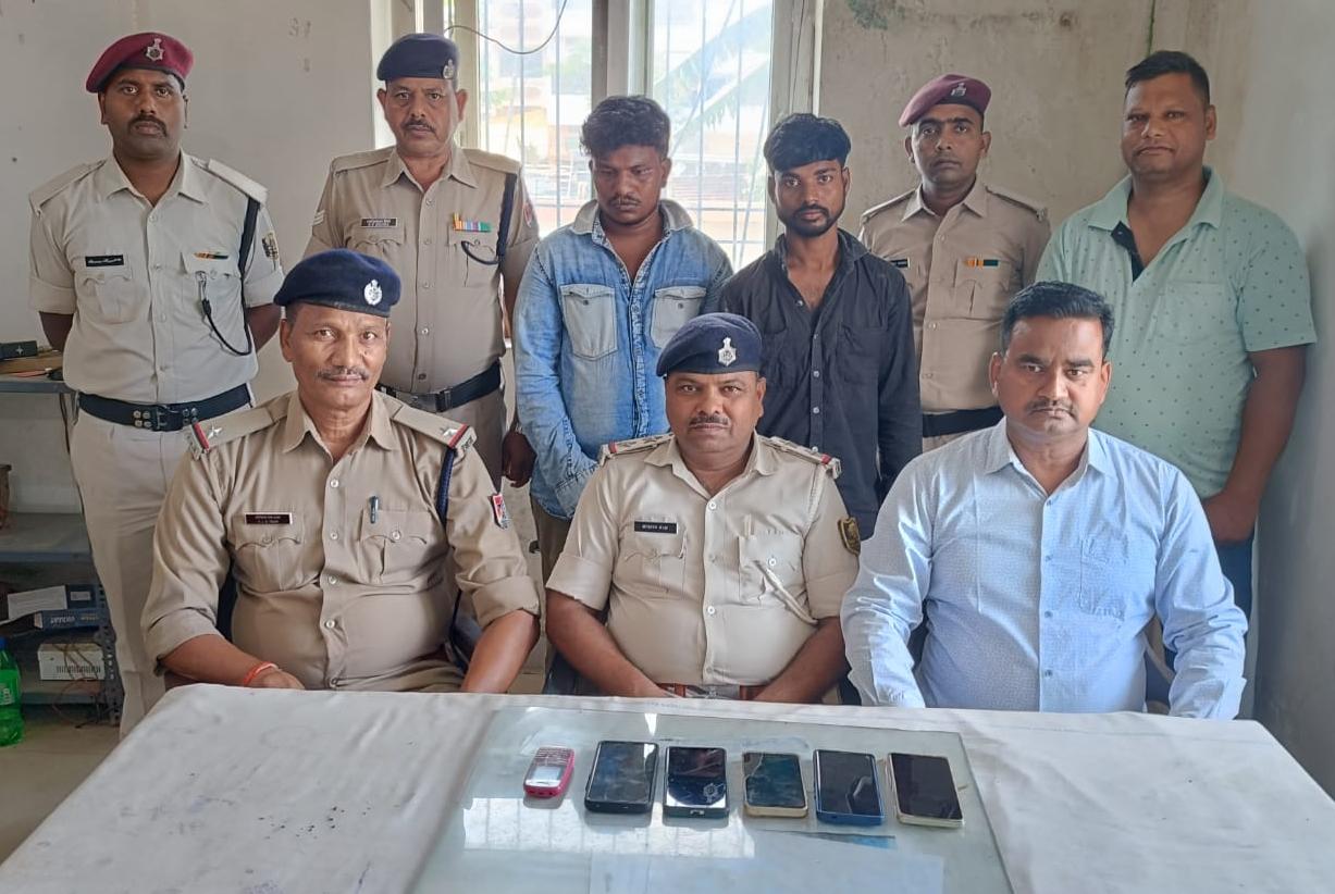 रेल यात्रियों के मोबाइल चुराने वाले दो शातिर चोर गिरफ्तार, छह मोबाइल बरामद