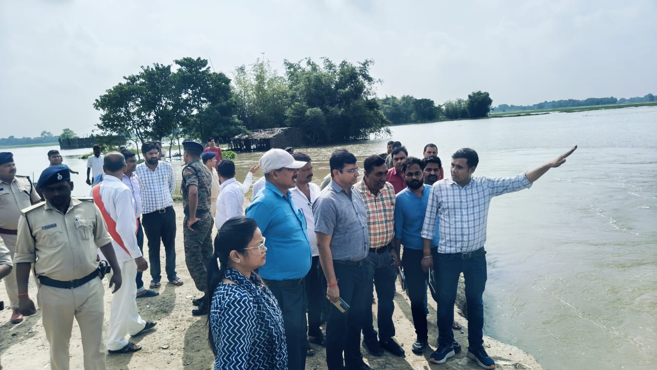 पूर्णिया में बाढ़ से क्षतिग्रस्त एसएच-99 की मरम्मत पूरी, डीएम ने किया निरीक्षण