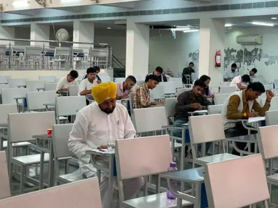 सांसद चन्नी ने 63 की उम्र में दी एमए की परीक्षा, पढ़ाई के जज्बे की मिसाल
