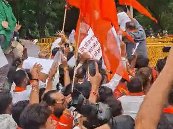 संसद में विपक्ष के विरोध के खिलाफ भोपाल में प्रदर्शन, राहुल गांधी का पुतला दहन