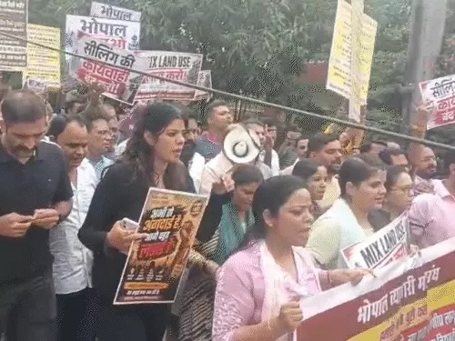 अवधपुरी में सीलिंग के खिलाफ उतरे व्यापारी, दुकानें बंद कर किया प्रदर्शन