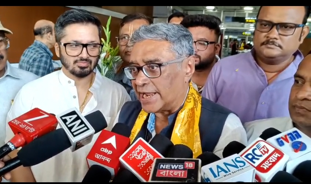 वित्त मंत्रालय मिलते ही उत्तर बंगाल के हालात का जायजा लेने पहुंचे स्वप्न दासगुप्ता