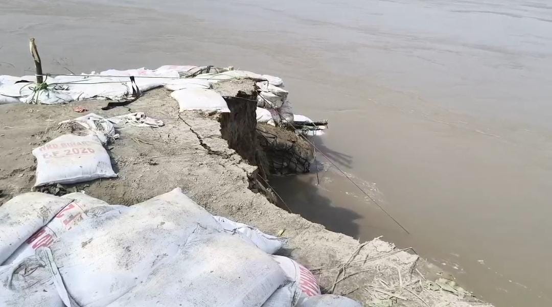 बांध का 150 मीटर हिस्सा नदी में समाया, रेल लाइन पर बढ़ा खतरा