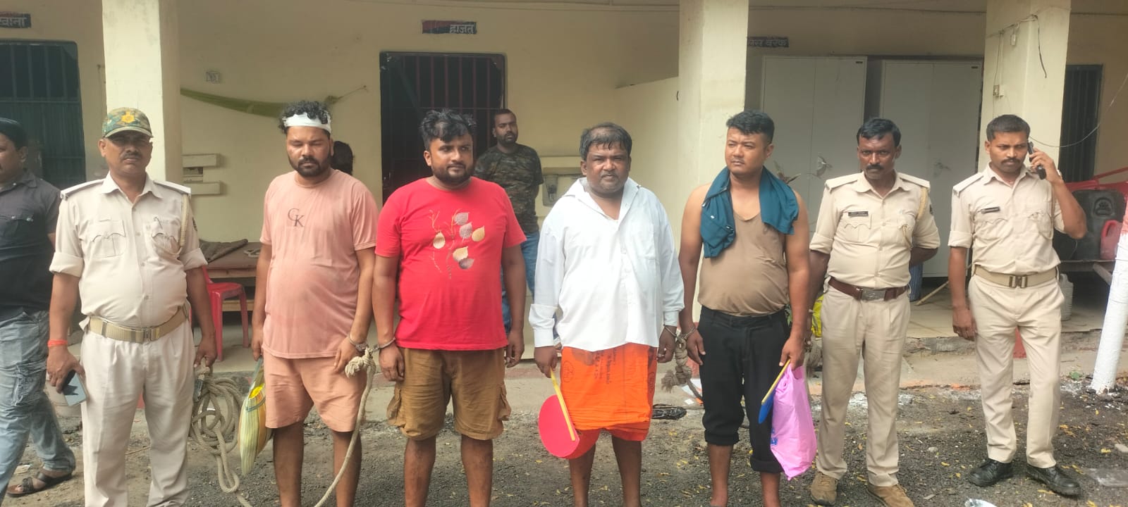 नकली नोट और ठगी गिरोह के चार सदस्य पकड़े गए, नोटों का बंडल बरामद