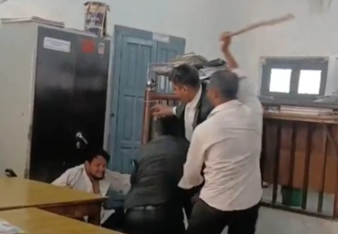 न्यायालय में ही भिड़े कनिष्ठ अधिवक्ता, जमकर हुई मारपीट