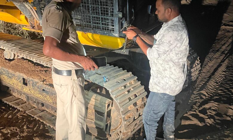 रायगढ़ में खनिज विभाग की टीम ने अवैध रेत उत्खनन में लगी पोकलेन, जेसीबी और ट्रैक्टर कि जब्त