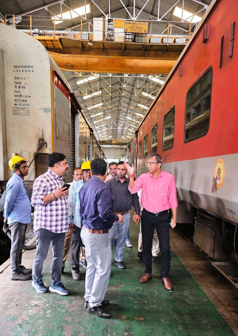 बनारस कोचिंग डिपो में सुरक्षा व्यवस्था परखी, डीआरएम ने दिए सख्त निर्देश
