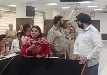 फरीदाबाद : महिला आयोग की बैठक में हंगामा, दो पक्ष भिड़े