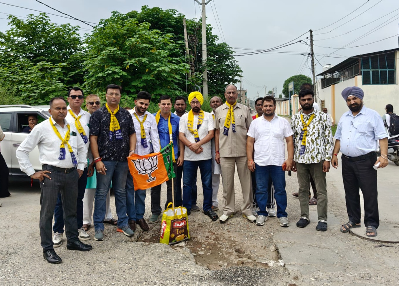 यमुनानगर की बदहाल सड़कों पर AAP का हल्लाबोल, गड्ढों पर जताया विरोध