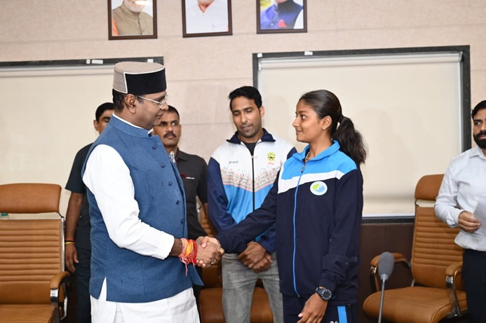 एशियन गेम्स क्वालीफायर खिलाड़ियों से मिले सारंग, दी शुभकामनाएं