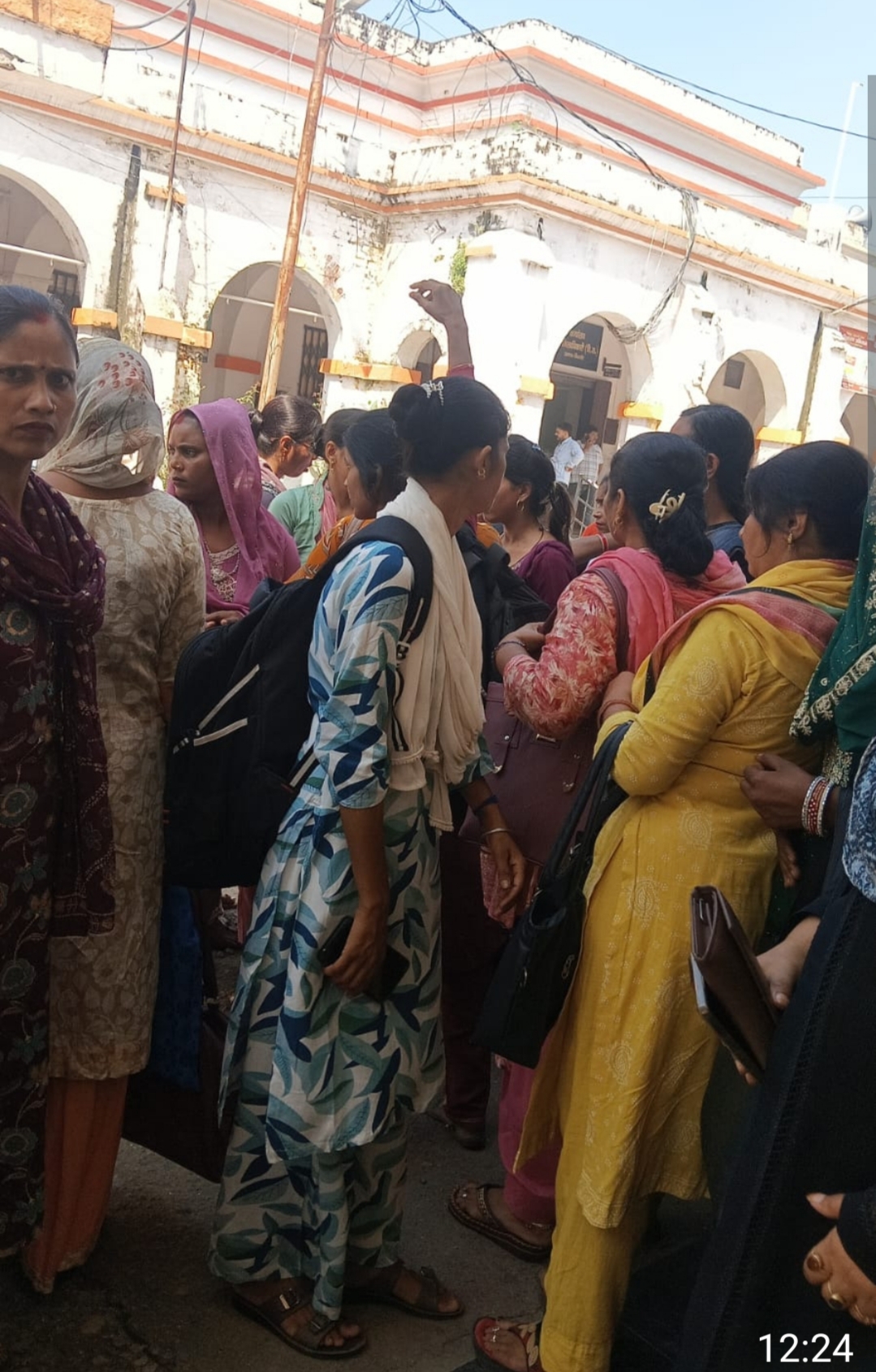 बिजनौर में समूह सखियों का प्रदर्शन, मानदेय बढ़ाने की मांग को लेकर दिया ज्ञापन