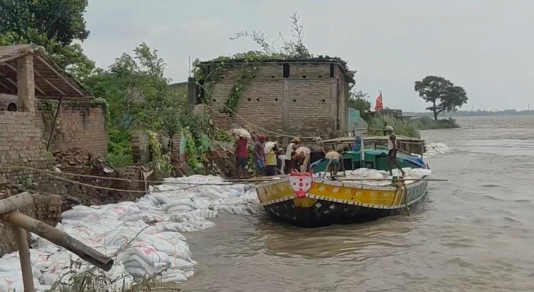 कटाव की मार से उजड़े घर, बेबस ग्रामीणों ने खुद तोड़े अपने आशियाने