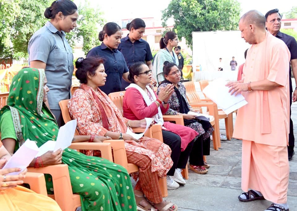 कब्जामुक्त कराएं गरीब की जमीन, दबंगों पर हो कानून सम्मत कड़ा एक्शन : सीएम योगी